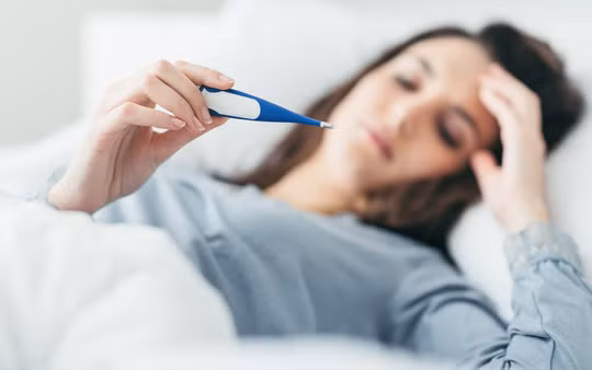 Người nhiễm herpes có thể bị sốt, buồn nôn, đau cơ, sưng họng... như người bị cảm cúm - ảnh minh họa từ internet