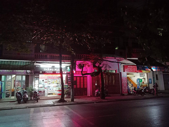 Cổng vào ngôi nhà từ phía đường Hùng Vương vắng tanh (nhà ông Vĩnh có đèn màu hồng)