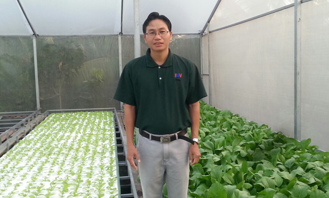 Anh Lâm Thanh Hùng và mô hình “Nuôi tôm trên cạn, kết hợp với trồng rau thủy canh” Anh Lâm Thanh Hùng và mô hình “Nuôi tôm trên cạn, kết hợp với trồng rau thủy canh”