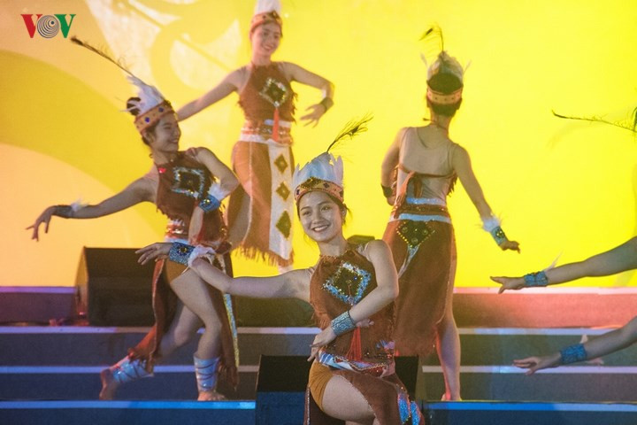  Mở màn là màn múa 