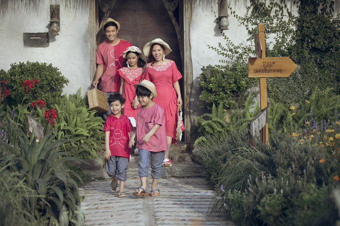 Tại buổi bế mạc của 'Tuần lễ thời trang trẻ em 2018' diễn ra vào chiều qua (8-4), cả gia đình MC Phan Anh đã gây ấn tượng cho khán giả khi làm người mẫu trình diễn bộ sưu tập 'Chân trời hồng'. Đôi vợ chồng cùng 3 con cùng diện trang phục ton sur ton với màu hồng trẻ trung, sải bước trên sàn catwalk là khu vườn cổ tích. Tại buổi bế mạc của 'Tuần lễ thời trang trẻ em 2018' diễn ra vào chiều qua (8-4), cả gia đình MC Phan Anh đã gây ấn tượng cho khán giả khi làm người mẫu trình diễn bộ sưu tập 'Chân trời hồng'. Đôi vợ chồng cùng 3 con cùng diện trang phục ton sur ton với màu hồng trẻ trung, sải bước trên sàn catwalk là khu vườn cổ tích.