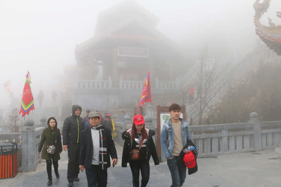 Hàng năm đỉnh Fanxipan thu hút khá đông du khách đến khám phá. Ảnh: Q.T