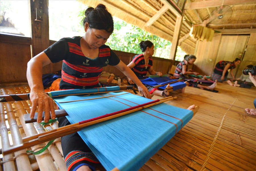 Người Cơ Tu dệt thổ cẩm.