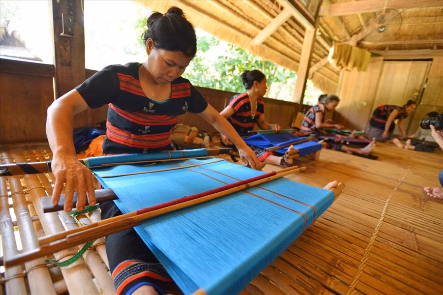 Người Cơ Tu dệt thổ cẩm.