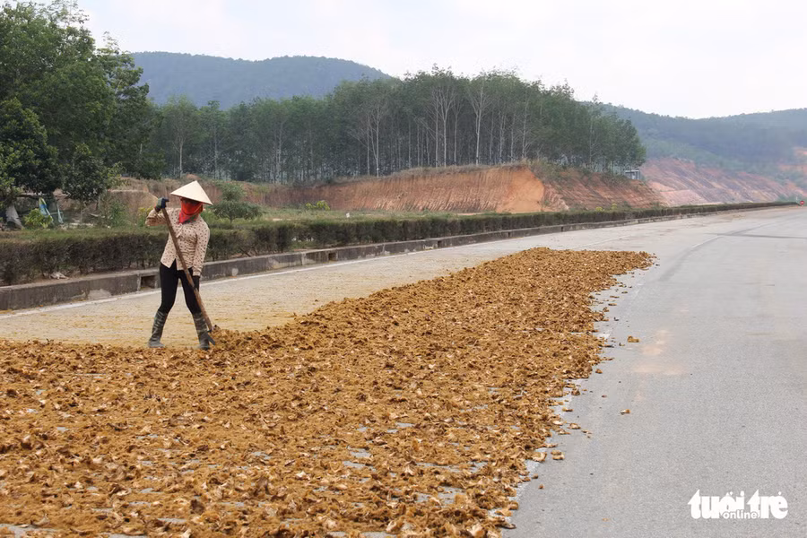 Đường vắng, người dân tận dụng nơi đây thành sân phơi nông sản