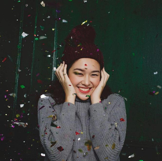 Nếu như khi đi học San hết sức giản dị trong bộ đồng phục, 10x sở hữu nụ cười tỏa nắng, hồn nhiên đúng tuổi của cô học sinh cuối cấp thì khi nhập vai với vai trò người mẫu San lại mang thần thái, biểu cảm cuốn hút, cô bạn rất biết diễn trước ống kính máy ảnh. Nếu như khi đi học San hết sức giản dị trong bộ đồng phục, 10x sở hữu nụ cười tỏa nắng, hồn nhiên đúng tuổi của cô học sinh cuối cấp thì khi nhập vai với vai trò người mẫu San lại mang thần thái, biểu cảm cuốn hút, cô bạn rất biết diễn trước ống kính máy ảnh.