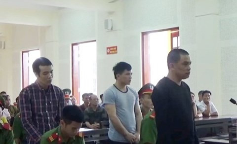 Các bị cáo tại phiên tòa xét xử.