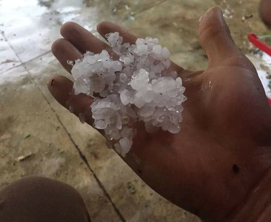  Mưa đá, lốc xoáy ập xuống giữa những ngày nóng bức. 