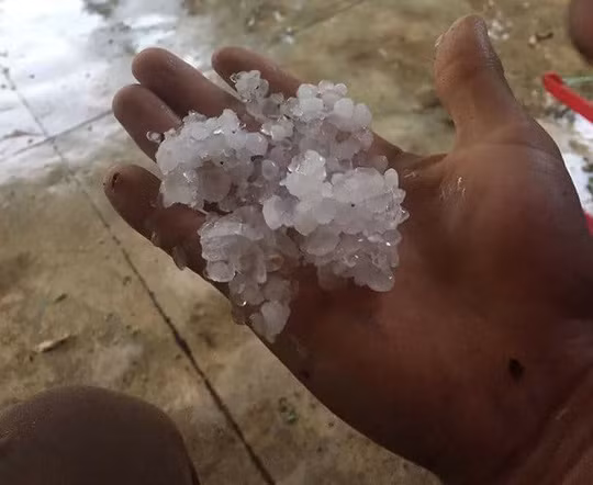  Mưa đá, lốc xoáy ập xuống giữa những ngày nóng bức. 