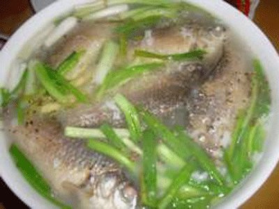 Cá diếc nấu kim anh tử thích hợp với nam giới thận hư