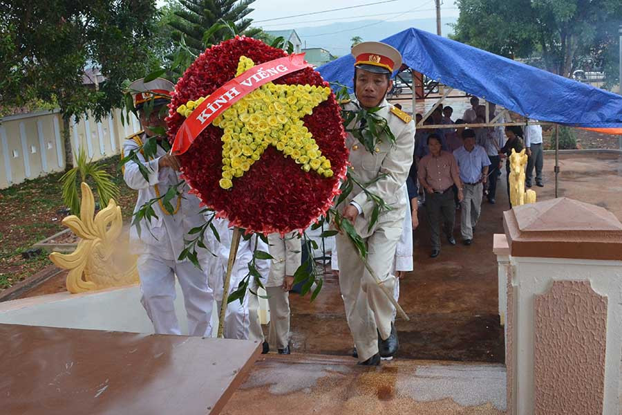 Viếng các liệt sĩ tại Nhà bia. Ảnh: Vĩnh Hoàng Viếng các liệt sĩ tại nhà bia. Ảnh: Vĩnh Hoàng