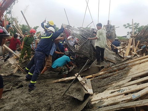 Lực lượng chức năng đã kịp thời có mặt cứu người trong đống đổ nát.