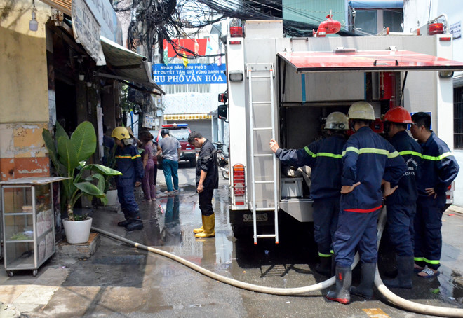 Cảnh sát dập lửa, cứu người thoát khỏi đám cháy. Cảnh sát dập lửa, cứu người thoát khỏi đám cháy.