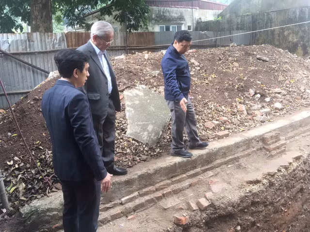  PGS Tống Trung Tín cùng GS Phan Huy Lê và Giám đốc Trung tâm Di sản Hoàng thành Thăng Long tham quan hố khai quật.
