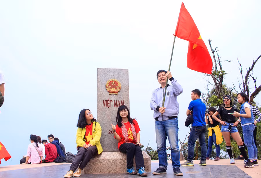  Các bạn trẻ tự hào, vui sướng vì chinh phục được đỉnh A Pa Chải thiêng liêng