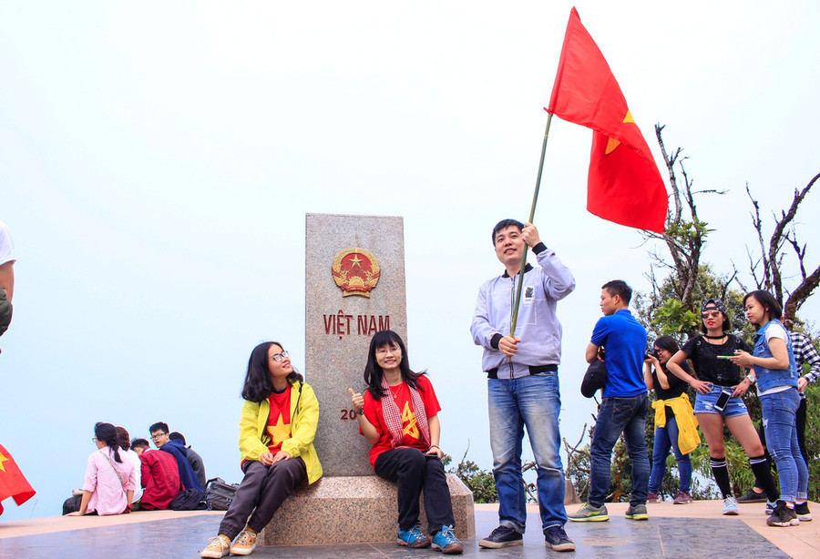  Các bạn trẻ tự hào, vui sướng vì chinh phục được đỉnh A Pa Chải thiêng liêng