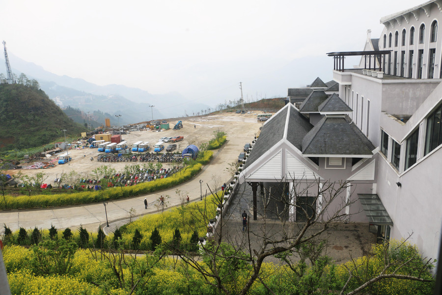 Sắc vàngcủa hoa cải phủ kín một vùng. Ảnh: Q.T 