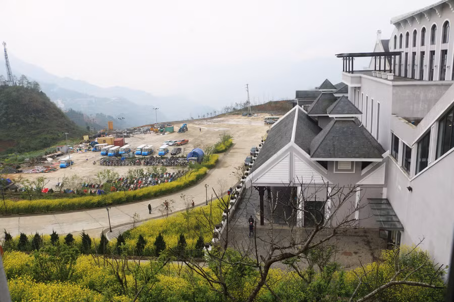 Sắc vàngcủa hoa cải phủ kín một vùng. Ảnh: Q.T 