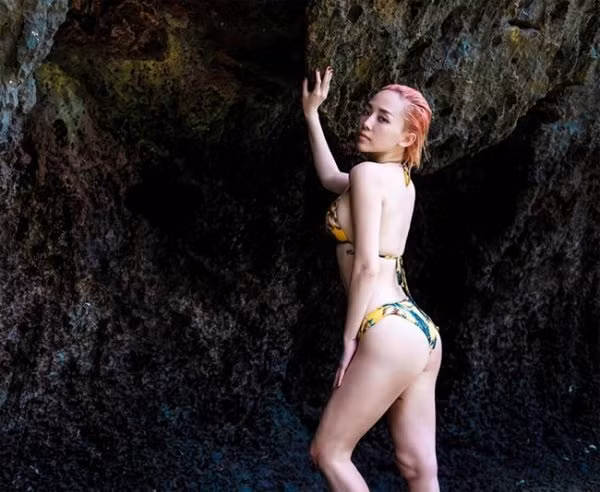  Sở hữu thân hình chuẩn, vì vậy nữ ca sĩ cũng thường xuyên khoe những hình ảnh trong trang phục bikini lên mạng xã hội