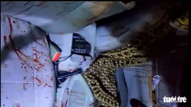  Nhiều vết máu còn vương vãi khắp nơi trên xe taxi - Ảnh: CƠ QUAN CÔNG AN CUNG CẤP