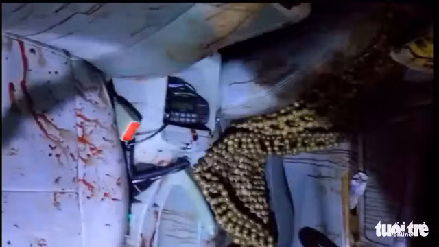  Nhiều vết máu còn vương vãi khắp nơi trên xe taxi - Ảnh: CƠ QUAN CÔNG AN CUNG CẤP