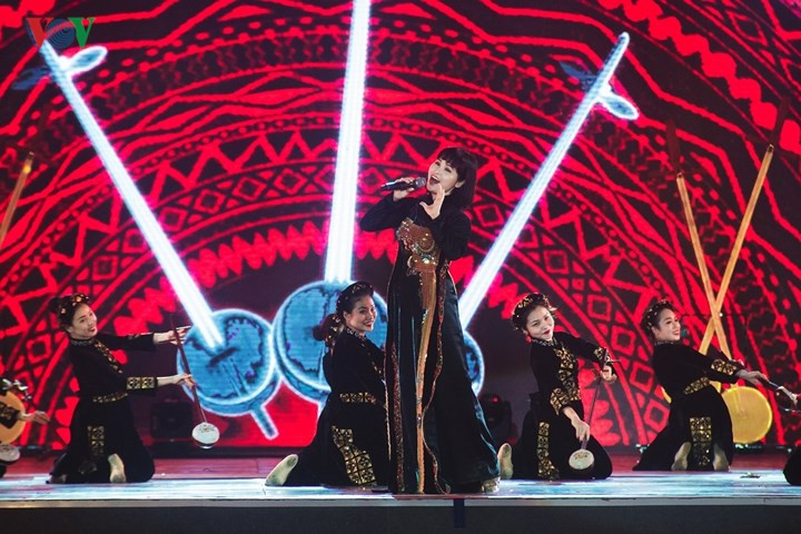  Khán giả lần lượt được đi du lịch qua các miền của đất nước, bắt đầu từ Tây Bắc với điệu hát Inh lả ơi.