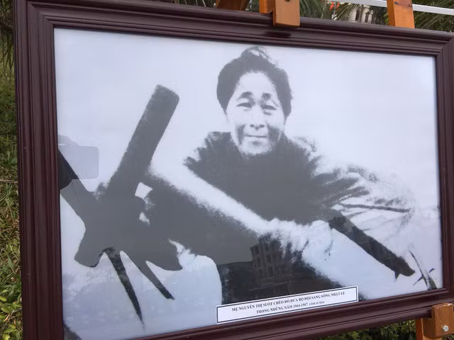  Mẹ Nguyễn Thị Suốt chèo đò đưa bộ đội sang sông Nhật Lệ