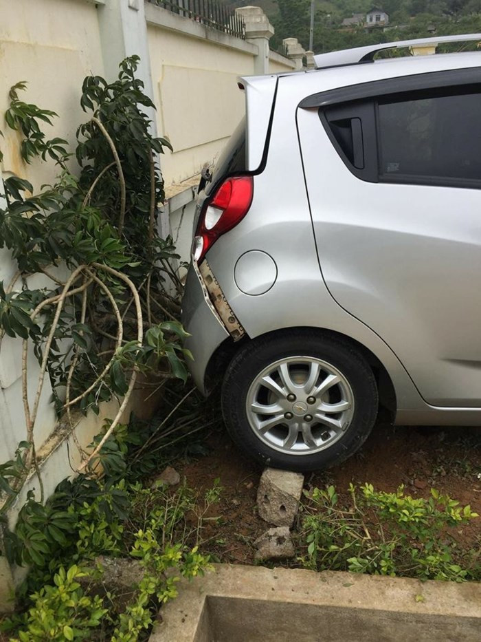 Chiếc xe 4 chỗ lùi thẳng vào tường trường học. Chiếc xe 4 chỗ lùi thẳng vào tường trường học.