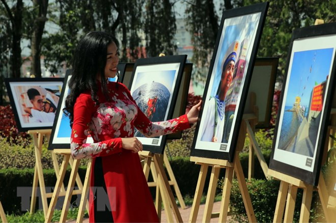 Khách tham quan triển lãm. (Ảnh: Đặng Tuấn/TTXVN)  Khách tham quan triển lãm. (Ảnh: Đặng Tuấn/TTXVN)