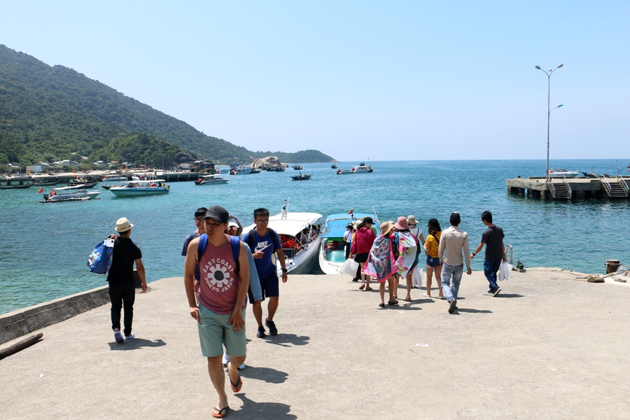 Chính vì vẻ đẹp hoang sơ mà Cù lao Chàm thu hút khá đông du khách đến tham quan mỗi ngày.