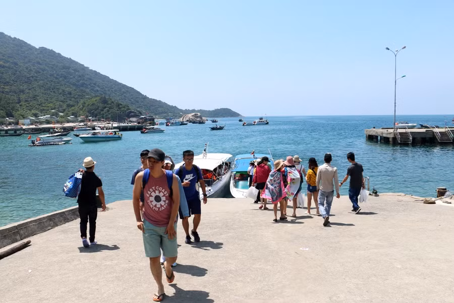 Chính vì vẻ đẹp hoang sơ mà Cù lao Chàm thu hút khá đông du khách đến tham quan mỗi ngày.