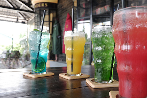 Thực đơn có các loại đồ uống cơ bản như cà phê, sinh tố, nước ép... Đáng chú ý là món nước có màu sắc đặc trưng cho 4 nhà được chính tay chủ quán tìm công thức để pha chế. Ngoài ra, những cái tên như nước bí đỏ, tình dược, phúc lạc dược, bia bơ... sẽ khiến bạn tò mò hơn về bộ truyện nổi tiếng này. Thực đơn có các loại đồ uống cơ bản như cà phê, sinh tố, nước ép... Đáng chú ý là món nước có màu sắc đặc trưng cho 4 nhà được chính tay chủ quán tìm công thức để pha chế. Ngoài ra, những cái tên như nước bí đỏ, tình dược, phúc lạc dược, bia bơ... sẽ khiến bạn tò mò hơn về bộ truyện nổi tiếng này.