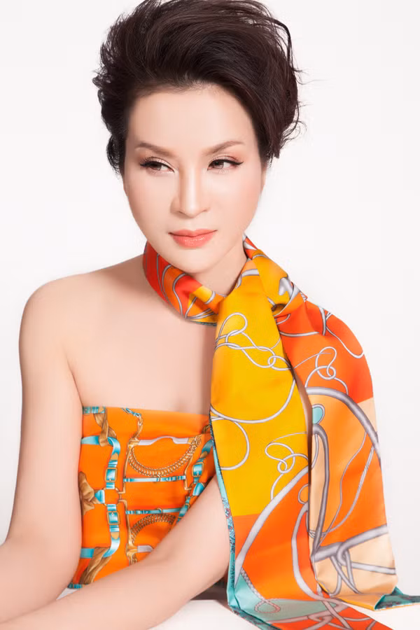 Lớp nền nhẹ nhàng, vừa đủ che giấu khéo léo những khuyết điểm mà vẫn mang lại vẻ đẹp tự nhiên.