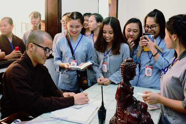  Sư thầy Thích Tâm Tiến truyền dạy những bài học quý về cuộc sống và được nhiều bạn trẻ biết đến nhờ những bài giảng gần gũi, sâu sắc.