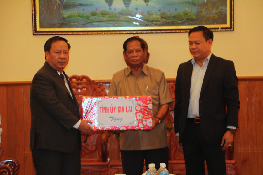 Đồng chí Châu Ngọc Tuấn-Phó Bí thư Tỉnh ủy tặng quà cho lãnh đạo tỉnh Rattanakiri. Ảnh: Trần Dung Đồng chí Châu Ngọc Tuấn-Phó Bí thư Tỉnh ủy tặng quà cho lãnh đạo tỉnh. Ảnh: Trần Dung