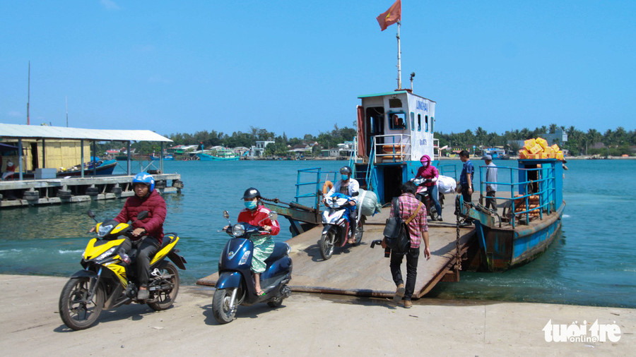 Cách đất liền vài trăm mét, Tam Hải có lẽ là một trong những hòn đảo gần bờ nhất Việt Nam Cách đất liền vài trăm mét, Tam Hải có lẽ là một trong những hòn đảo gần bờ nhất Việt Nam