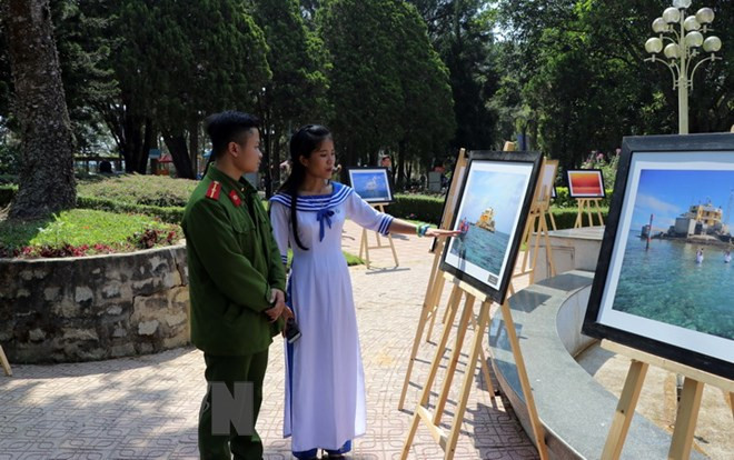 Khách tham quan triển lãm. (Ảnh: Đặng Tuấn/TTXVN)  Khách tham quan triển lãm. (Ảnh: Đặng Tuấn/TTXVN)
