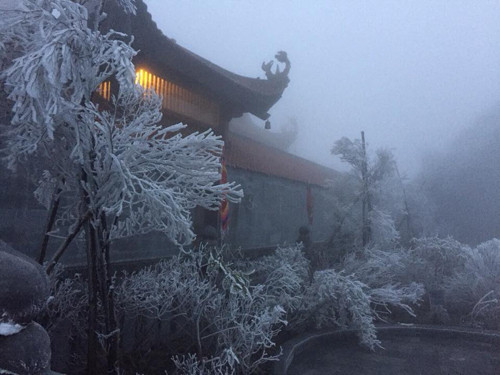  Mùa đông vừa qua băng giá xuất hiện đã ba lần nhưng dịp này vẫn khiến nhiều du khách và người dân ở Sa Pa bất ngờ. Theo các nhân viên ở Fansipan, đây là hiện tượng hiếm gặp, lại đúng tháng 4, khi chuẩn bị bước sang hạ, nên nhiều người gọi vui là 