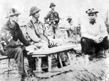 Cán bộ Trung đoàn 64 đang hỏi cung Tướng ngụy Trần Văn Cẩm (ảnh tư liệu).