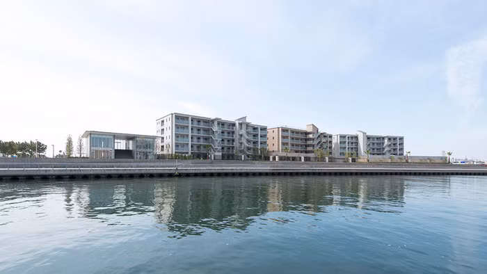 Do nằm giữa biển và núi, nguồn gió và ánh sáng xung quanh Shioashiya cực kỳ phong phú giúp làm mát, thông gió và chiếu sáng các tòa nhà - Ảnh: edb.gov.sg