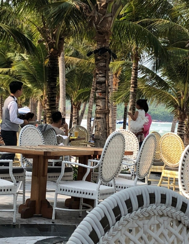 Hình ảnh hiếm hoi của gia đình nữ diễn viên tại Việt Nam. Hình ảnh hiếm hoi của gia đình nữ diễn viên tại Việt Nam.