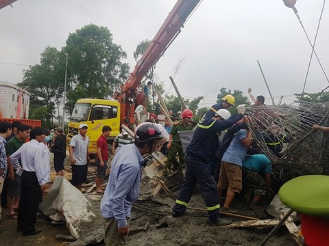 Cần cẩu được lực lượng chức năng huy động đến hiện trường.