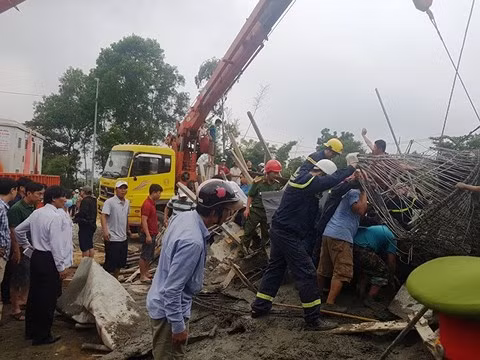 Cần cẩu được lực lượng chức năng huy động đến hiện trường.