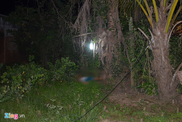 Hiện trường nơi phát hiện thi thể nạn nhân, còn phần đầu cách đó vài mét.