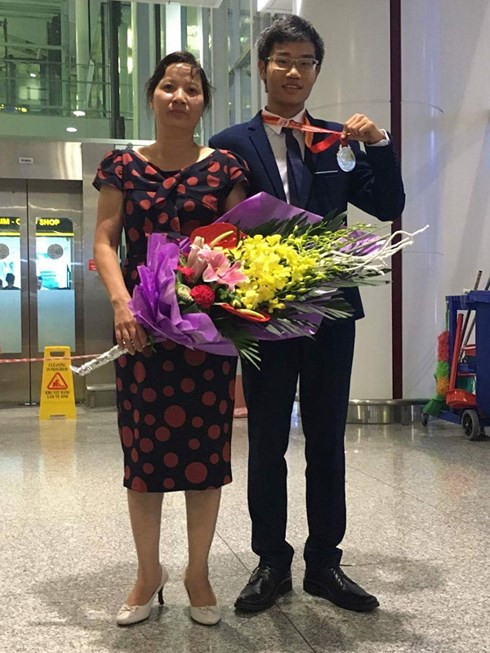 Đinh Quang Hiếu và mẹ. Đinh Quang Hiếu và mẹ.