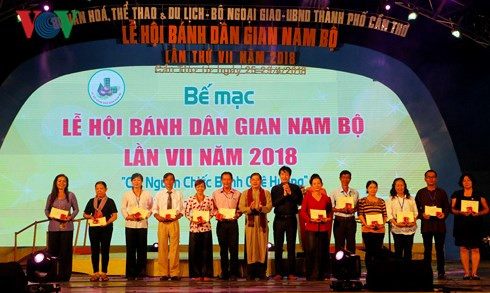  Ban tổ chức tặng bằng khen cho các nghệ nhân làm bánh.