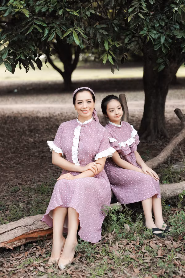 Nhờ vẻ ngoài xinh xắn và thông minh, Bông được nhiều người hâm mộ của mẹ yêu quý. Nhờ vẻ ngoài xinh xắn và thông minh, Bông được nhiều người hâm mộ của mẹ yêu quý.