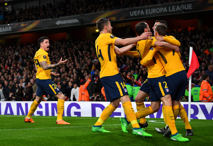 Các cầu thủ Atletico Madrid ăn mừng bàn thắng vào lưới Arsenal. Ảnh: REUTERS