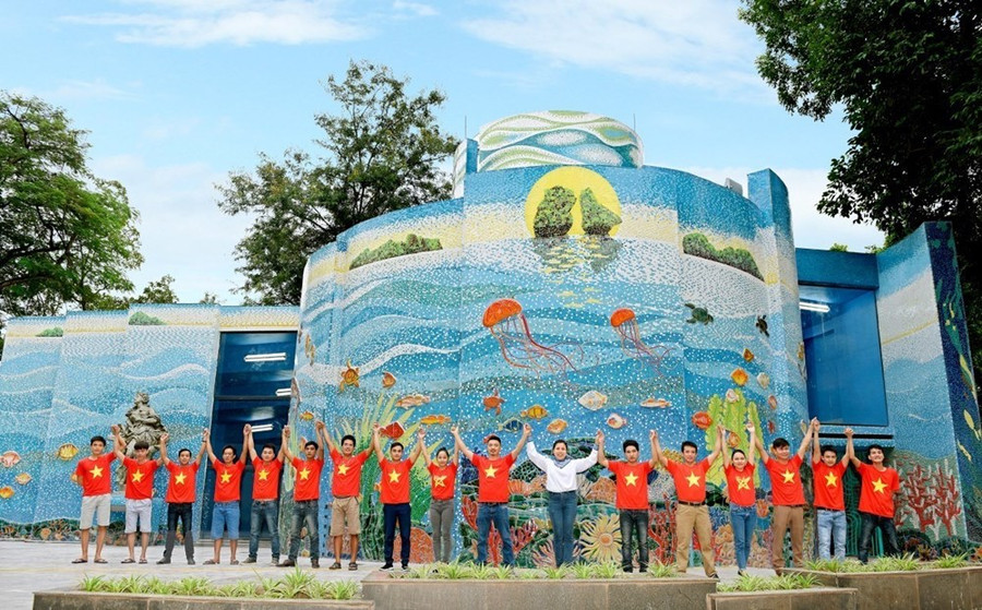  Họa sỹ Nguyễn Thu Thủy cùng các cộng sự thực hiện tác phẩm gắn gốm nghệ thuật Nhà Gương.