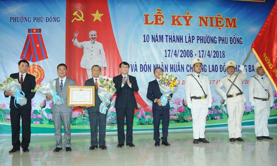  Ủy viên Ban Thường vụ Tỉnh ủy, Bí thư Thành ủy Trịnh Duy Thuân trao Huân chương Lao động cho Phường Phù Đổng. Ảnh: T.N